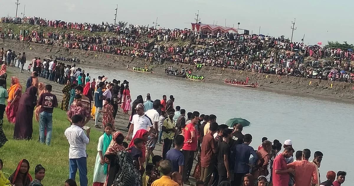 শরতের বিকেলে সাতক্ষীরার বেতনার শান্ত জলে নৌকাবাইচ, দুই পাড়ে দর্শনার্থীদের ঢল