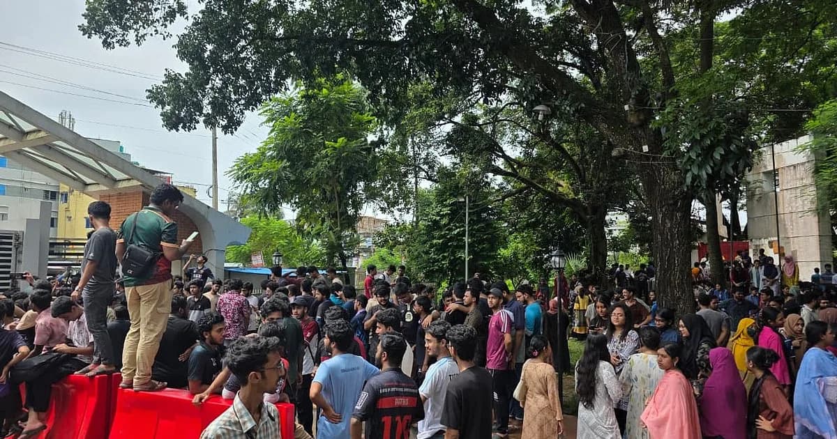চুয়েটে উপাচার্য পরিবর্তনের প্রতিবাদে ‘কমপ্লিট শাটডাউন’, মূল ফটকে তালা