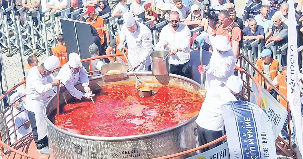 ‘দানবীয়’ হাঁড়িতে বেকড বিনস রান্না
