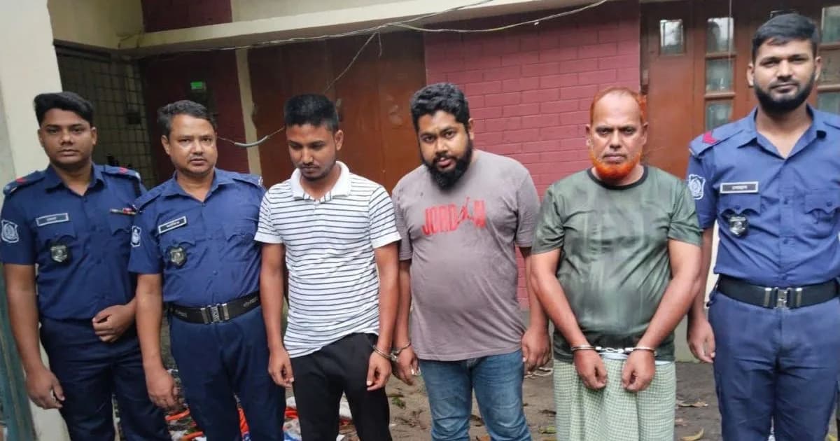 বিশ্ববিদ্যালয় ছাত্রীকে ব্ল্যাকমেলের অভিযোগে বিকাশের ৩ কর্মচারী গ্রেপ্তার