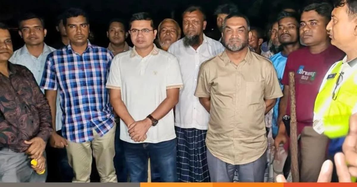 সিরাজগঞ্জে গরু চুরি রুখতে বাঁশের ব্যারিকেড, গভীর রাতে মাঠে পুলিশ সুপার