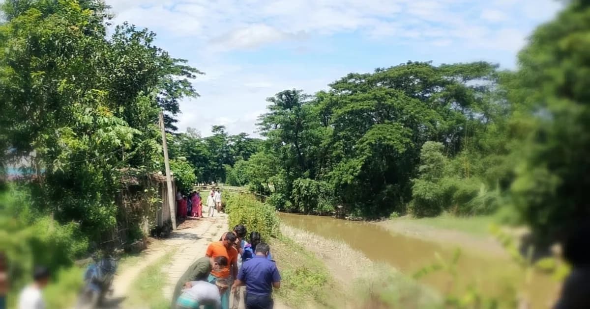 খালে ভেসে এল যুবকের লাশ, পরিচয় খুঁজছে পুলিশ