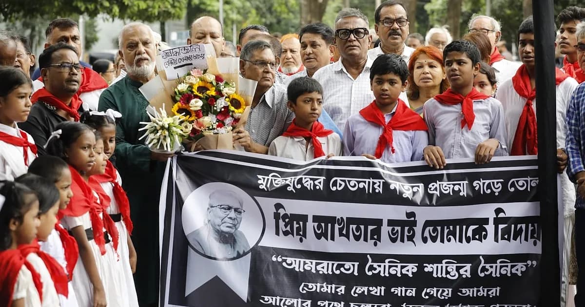 ফুলেল শ্রদ্ধায় আখতার হুসেনকে শেষবিদায়