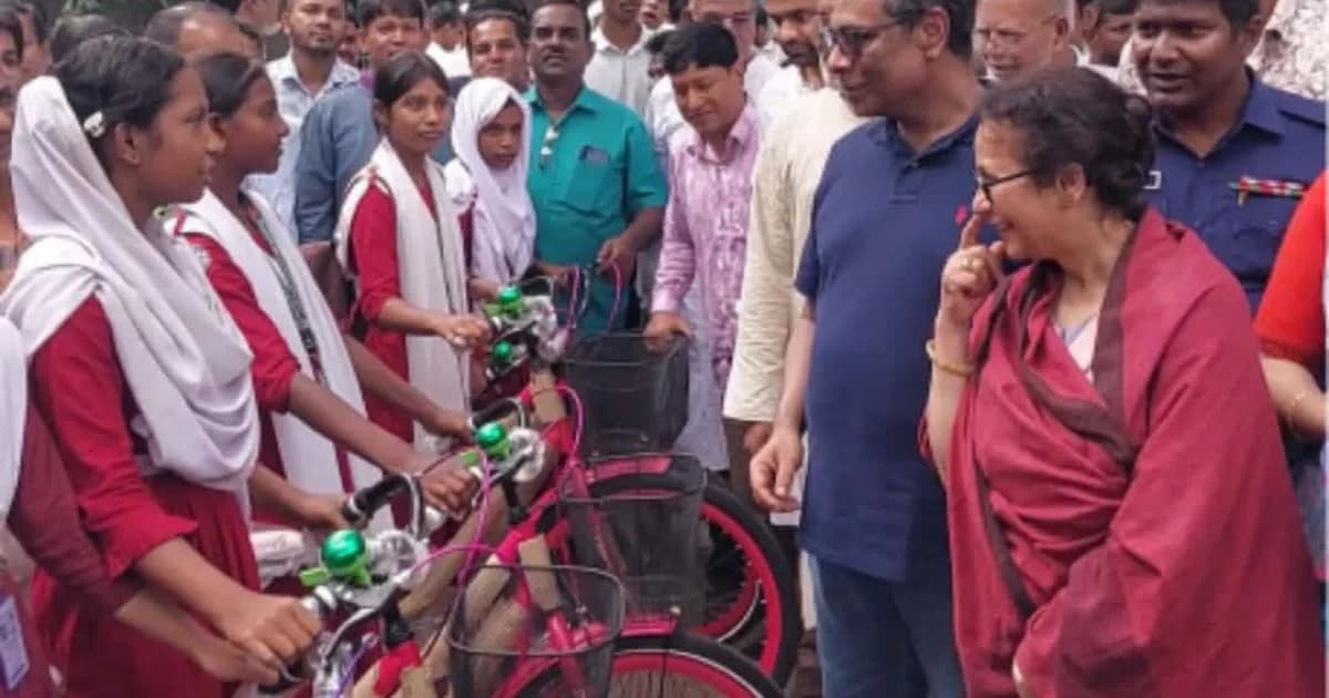 শাহজাদপুরে ভিক্ষুকদের দোকান ও শিক্ষার্থীদের মাঝে সাইকেল বিতরণ করলেন স্বাস্থ্য প্রতিমন্ত্রী