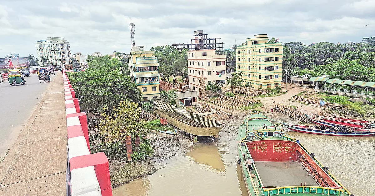 ডাকাতিয়া নদীতে ৭৩৬ দখলদার, আছে বরফকল, চালকল ও গুদাম