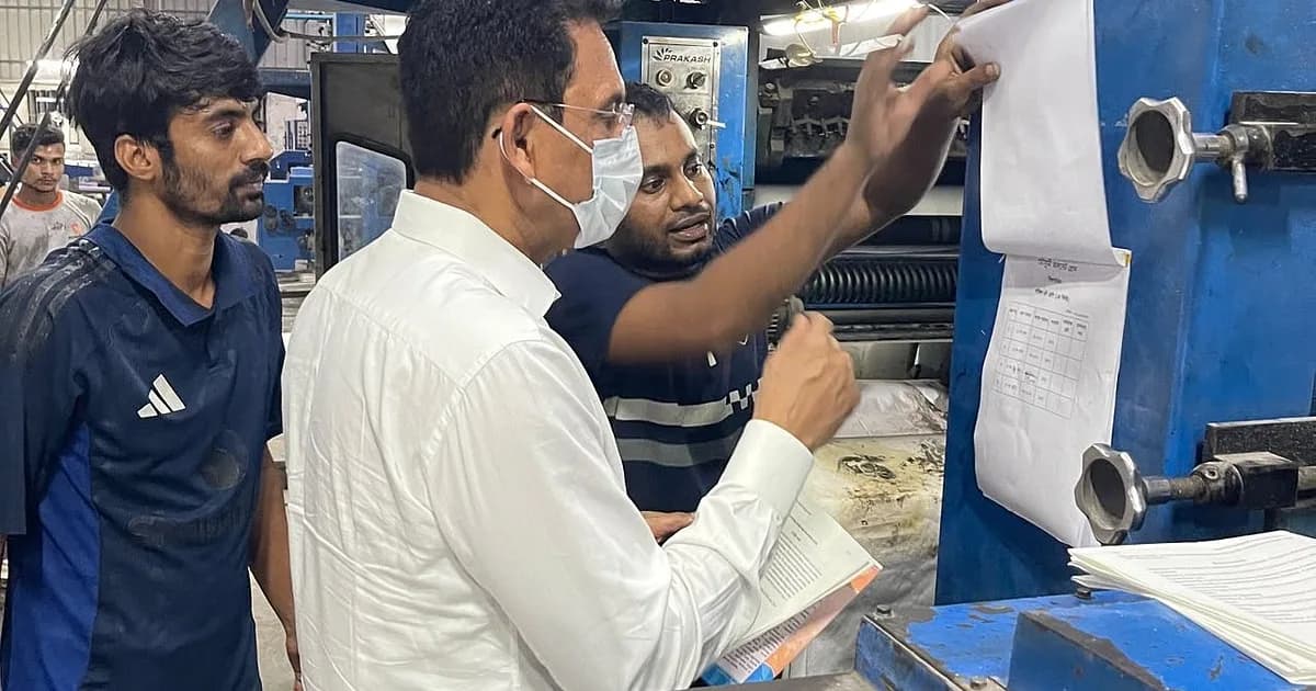 গভীর রাতে ছয় ছাপাখানা পরিদর্শনে শিক্ষামন্ত্রী