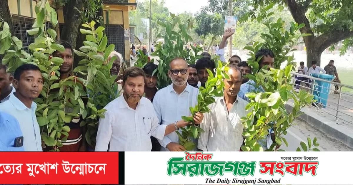 শাহজাদপুরে বিআরডিবির উদ্যোগে সমিতির সদস্যদের ঋণ ও গাছের চারা বিতরণ