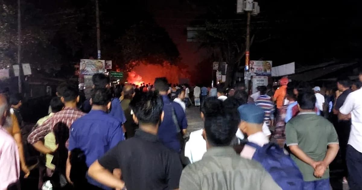 লোকাল বাসের টিকিট বিক্রিকে কেন্দ্র করে দুই পক্ষের সংঘর্ষ, ককটেল বিস্ফোরণ, আহত ১০