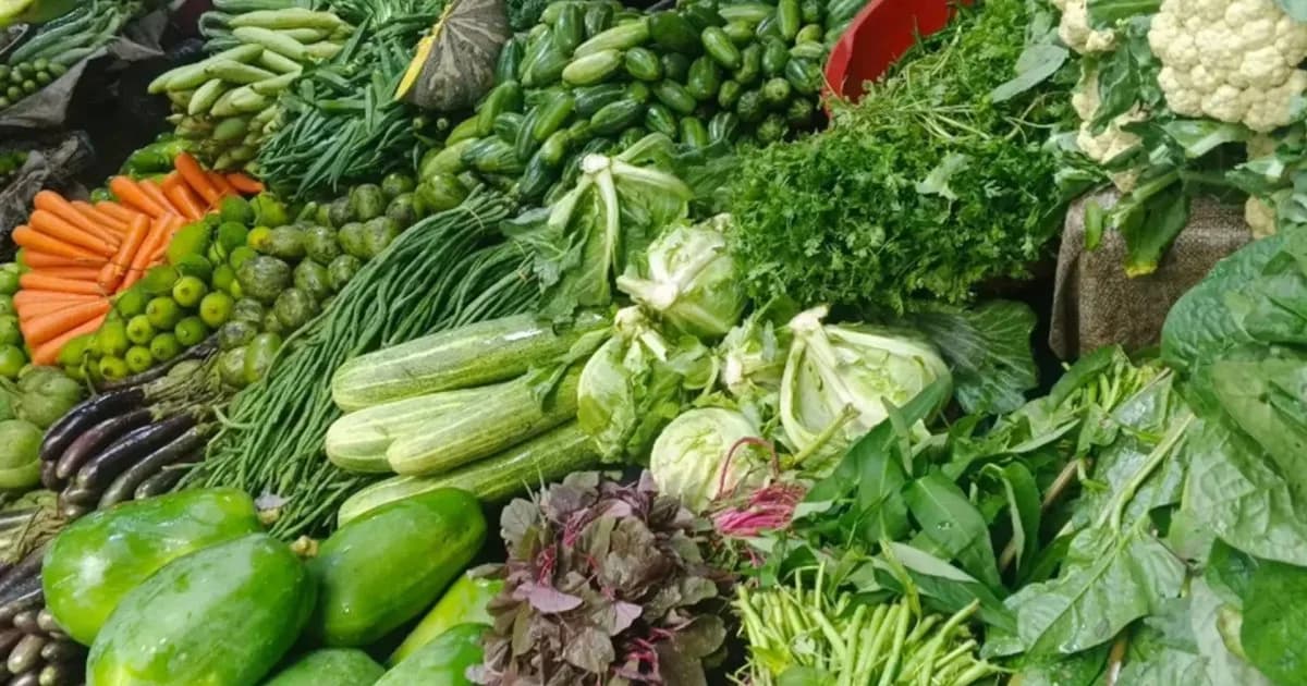 ‘বেলা বাড়লে দাম কমে, সেই অপেক্ষায় বাজারে ঘুরি’