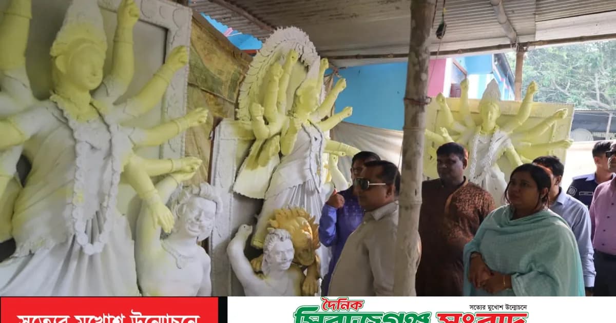 কামারখন্দে দুর্গাপূজা মণ্ডপ পরিদর্শন করলেন- জেলা প্রশাসক
