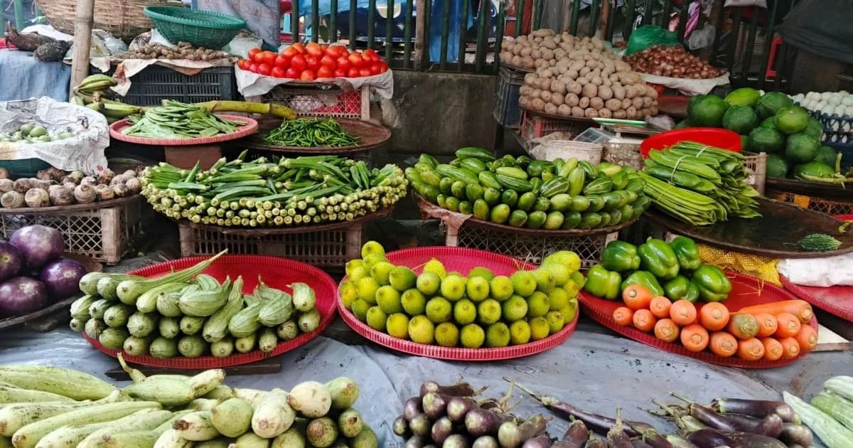 ‘দিন যাচ্ছে আর দাম বাড়ছে, হিসাব মেলানোই কষ্ট’: রাজধানীতে সবজির বাজারে হাহাকার