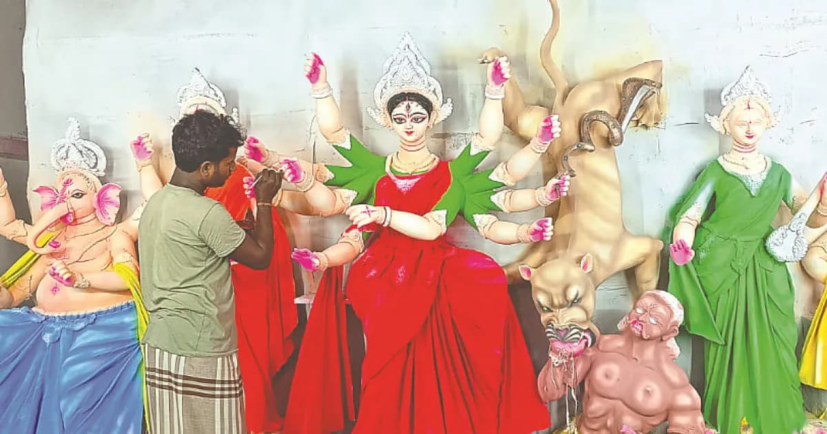 পাবনায় প্রতিমাশিল্পীদের সুনাম বাড়লেও আয় বাড়েনি