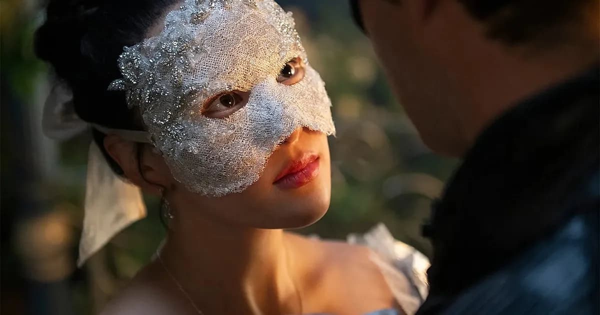 মুখোশের আড়ালে প্রেম শ্রেণিবাধা আর বিতর্ক