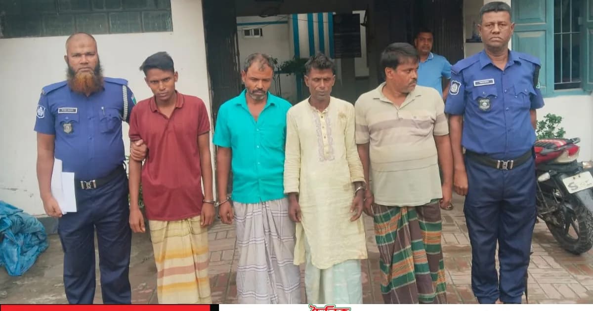 শাহজাদপুরে জুয়ার আসরে পুলিশের অভিযান, নগদ টাকাসহ আটক ৪,পলাতক ১৭