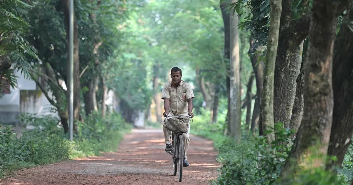 ২৮ বছর ধরে সাইকেলে ছুটছেন ‘রানার’ আকবর