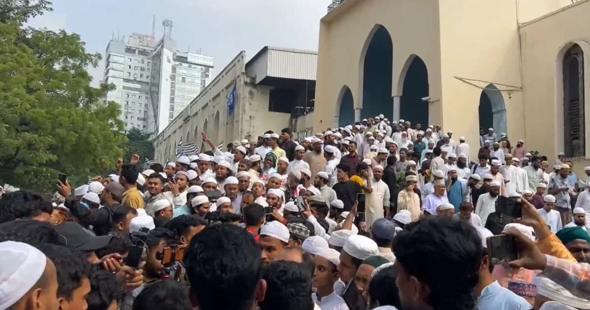 বায়তুল মোকাররমে খতিবের বিরুদ্ধে অপপ্রচারের অভিযোগে বিক্ষোভ, হঠাৎ উত্তেজনা