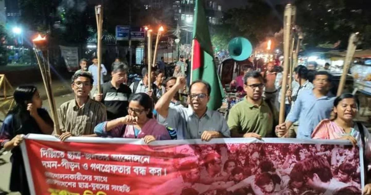 দিল্লিতে আন্দোলনে দমন ও গণগ্রেফতার বন্ধে শাহবাগে মশাল মিছিল