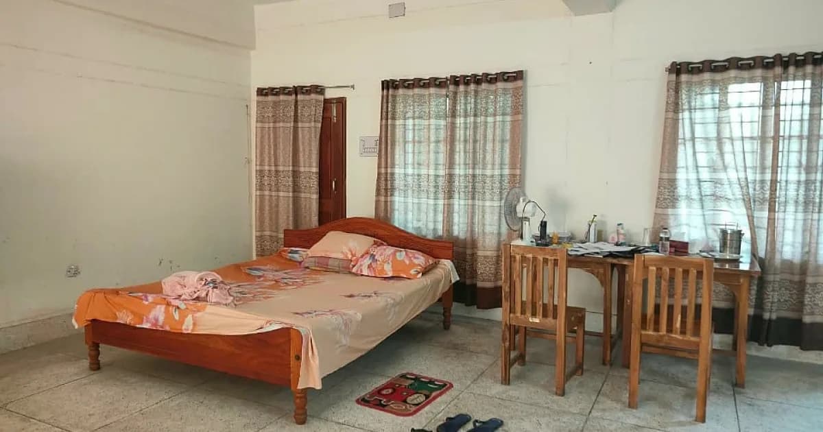 শ্রেণিকক্ষে খাট পেতে থাকছেন কলেজ অধ্যক্ষ
