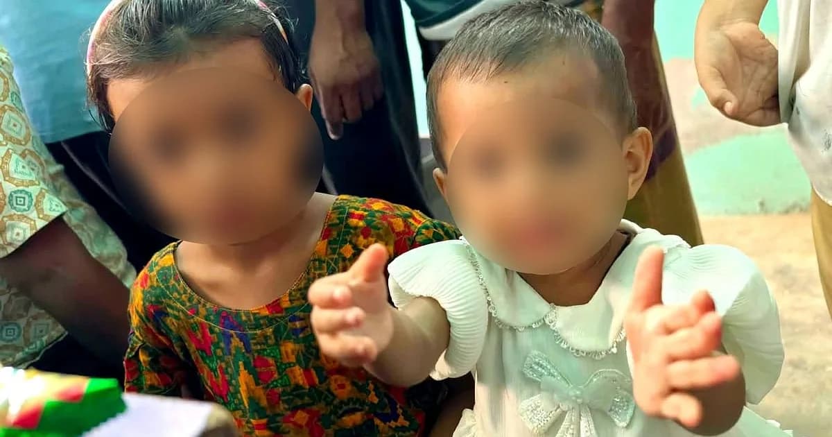 বাজারে দুই মেয়েকে রেখে যান মা, পরে স্বজনদের জানান যে সঙ্গে রাখতে চান না