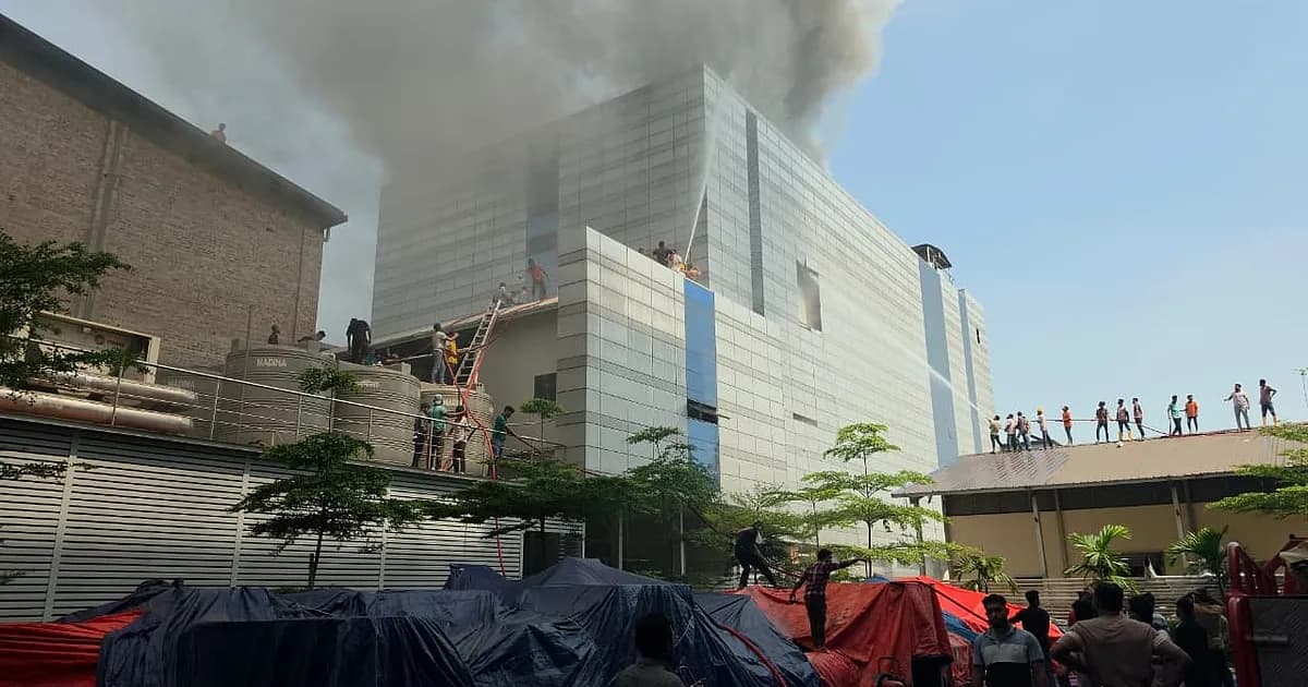 টঙ্গীতে ওষুধ কারখানার আগুন নিয়ন্ত্রণে ফায়ার সার্ভিসের ১৪টি ইউনিট