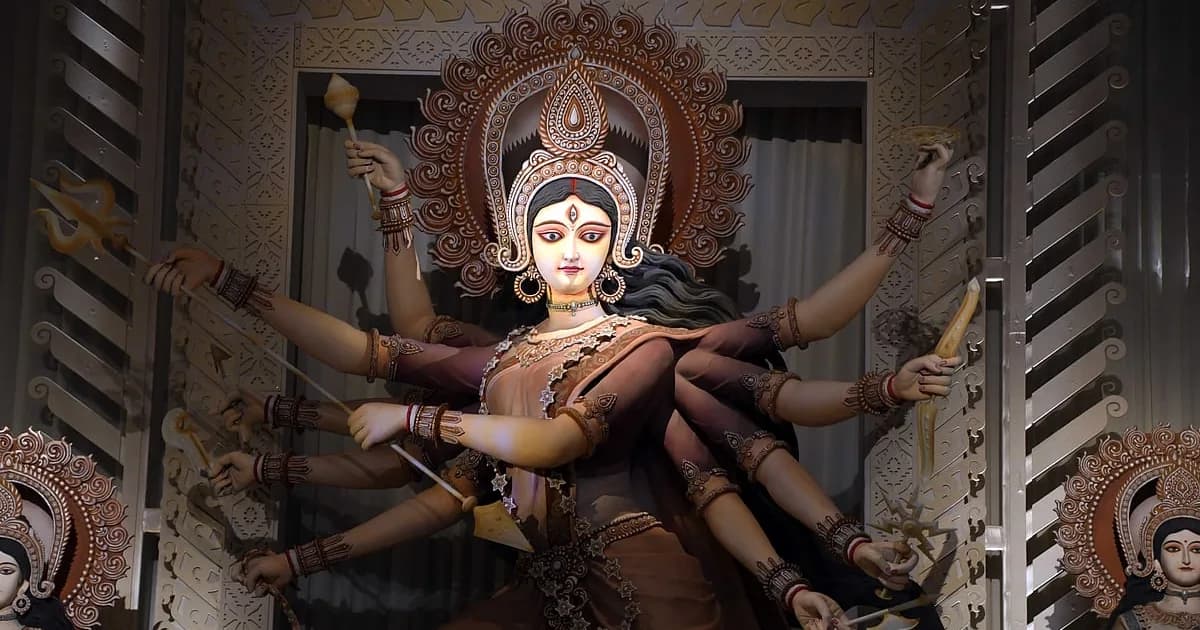 কলকাতার দুর্গাপূজায় থিমের চমক, হাওয়া মহল থেকে ভ্যাটিকান সিটি