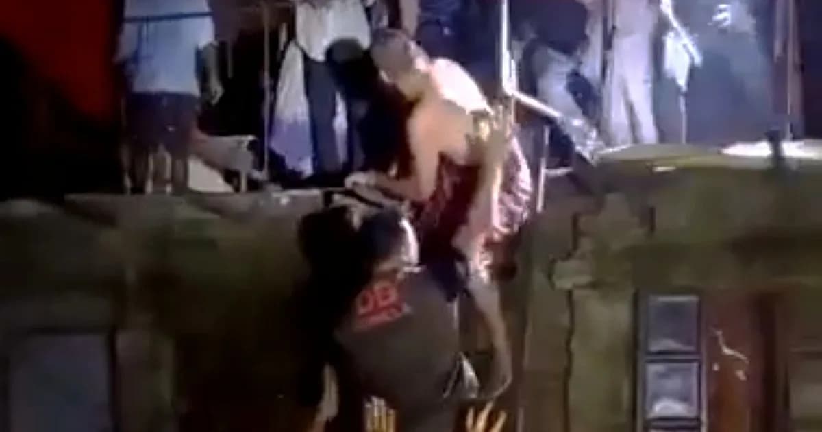 জনতার হাতে ধরা পড়লেন মূল অভিযুক্ত, জামায় ছিল রক্তের দাগ