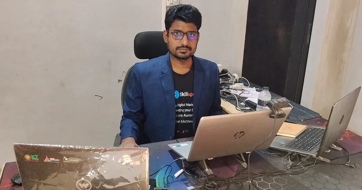 কখনো বাঁশের ডগায়, কখনো জানালার পাশে মোবাইল রেখে ফ্রিল্যান্সিং করেন কুড়িগ্রামের ফজলে এলাহী
