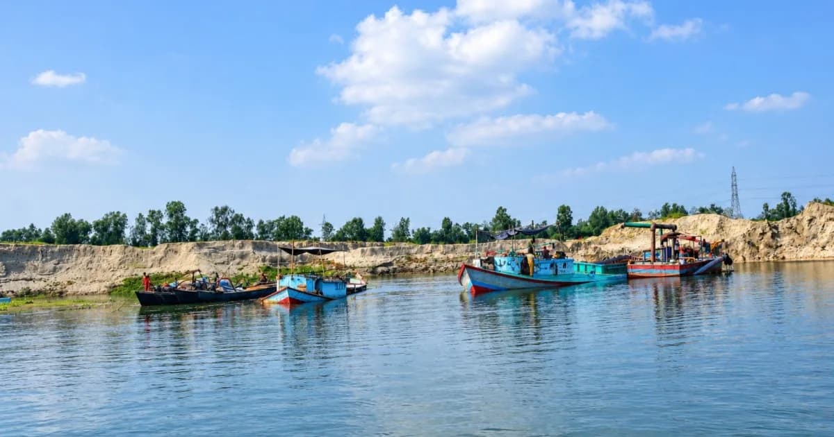 অবৈধভাবে মাটি-বালু উত্তোলন করছে আ. লীগ নেতা, জমি হারানোর শঙ্কায় কৃষক
