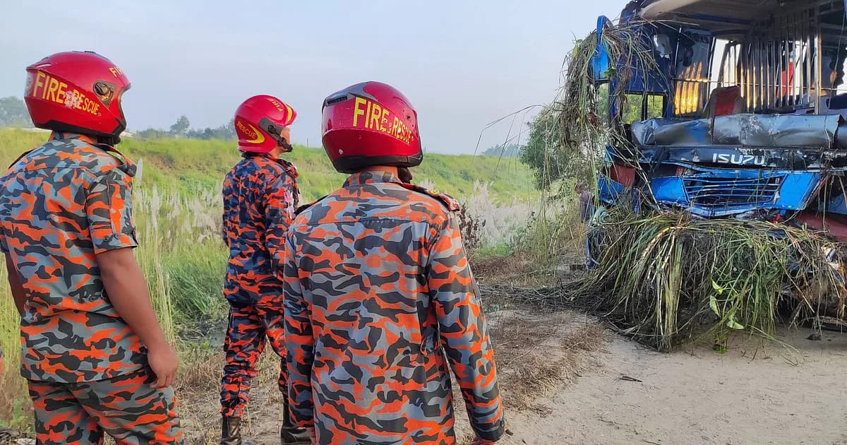 এক্সপ্রেসওয়েতে নিয়ন্ত্রণ হারিয়ে বাস খাদে পড়ে তিনজন নিহত, আহত ১৬