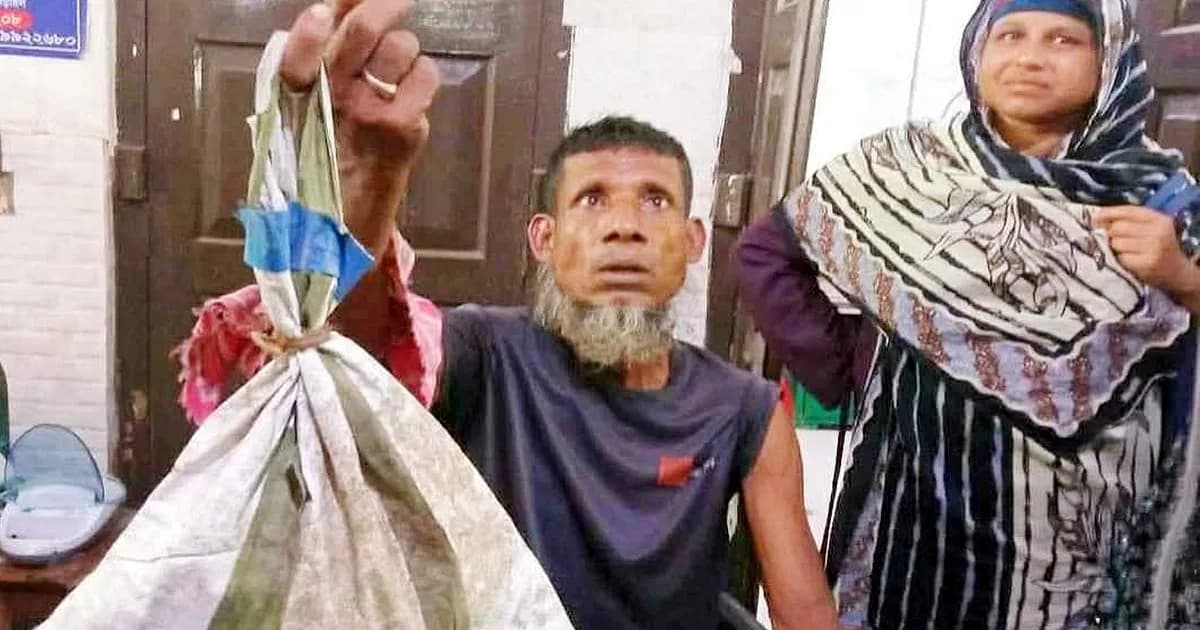 সাপ ধরে খেলা দেখাতে গিয়ে কামড়ে আহত, পরে ব্যাগে ভরে হাসপাতালে বৃদ্ধ
