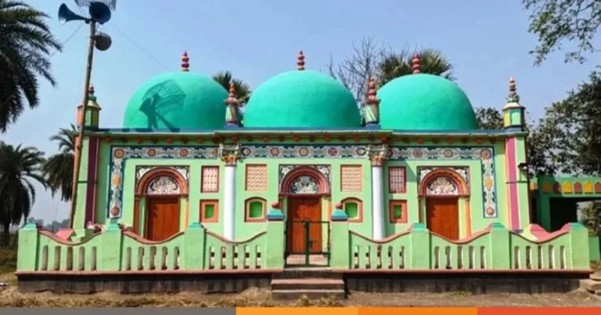 সিরাজগঞ্জের তাড়াশে নদীর তীরে ইতিহাসের ছোঁয়া তিন গম্বুজের মসজিদ