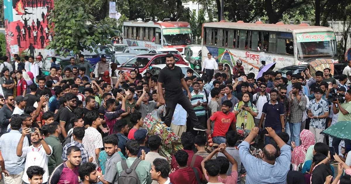 সচিবালয় স্থানান্তরের প্রতিবাদে আগারগাঁওয়ে সড়ক অবরোধ শেকৃবির শিক্ষার্থীদের