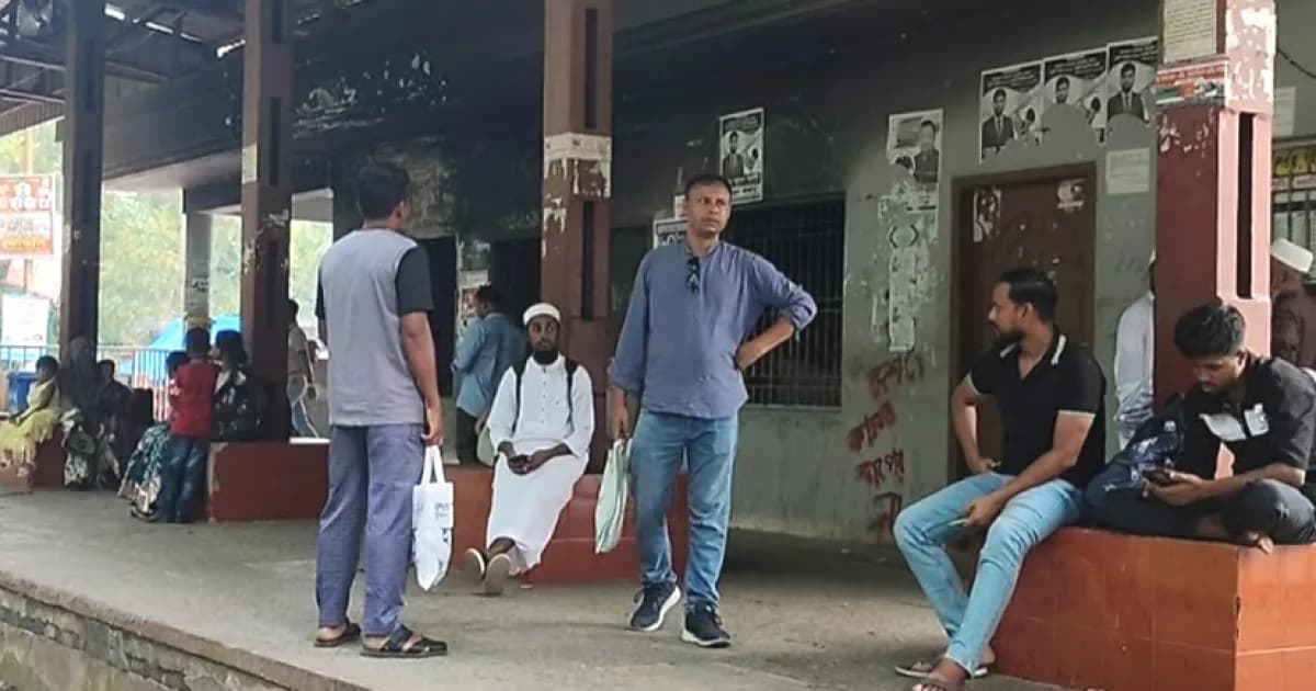 ট্রেন লাইনচ্যুতর ঘটনায় সিরাজগঞ্জে দুর্ভোগে যাত্রীরা