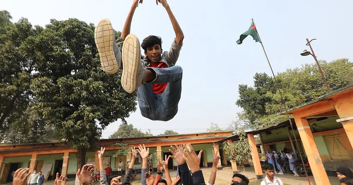 এইচএসসিতে পাসের হার ৫১.৬২%, জিপিএ-৫ ৩৫ হাজার