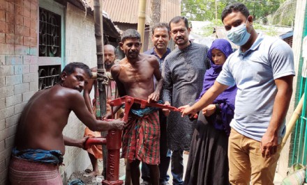 শাহজাদপুর পৌরসভায় সুবিধা বঞ্চিতদের মঝে টিউবওয়েল স্থাপন