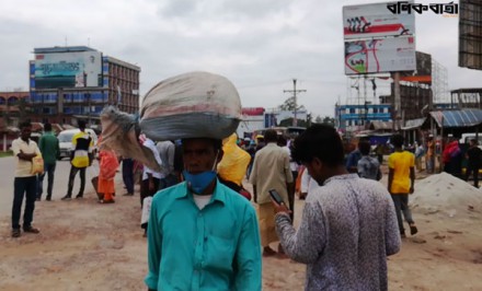 সিরাজগঞ্জে আটকা পড়েছেন অসংখ্য পোশাক শ্রমিক