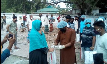 শাহজাদপুরে যুবলীগ নেতা হিরোকের উদ্যোগে অসহায়দের মাঝে ত্রাণ বিতরণ