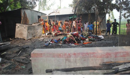 শাহজাদপুরে অগ্নীকান্ডে ৩টি ঘর ভষ্মীভূতঃ  ৫ লাখ টাকার ক্ষয়ক্ষতি