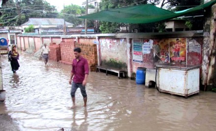 শাহজাদপুর টানা বর্ষণে পৌর এলাকার অধিকাংশ স্থানে হাঁটু পানি