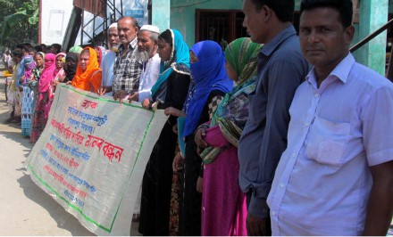 শাহজাদপুরে স্কুলছাত্রী ধষর্ণের প্রতিবাদে মানববন্ধন ও সমাবেশ