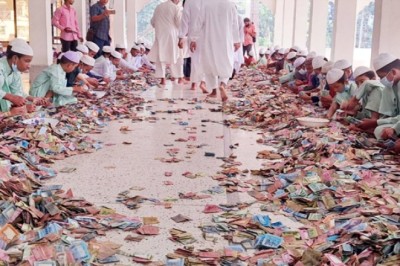 পাগলা মসজিদের দানবাক্সে ১৫ বস্তা টাকা, চলছে গণনা
