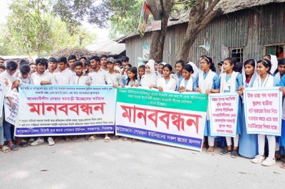 সরকারি রাস্তা উদ্ধারের দাবিতে শাহজাদপুরে মানববন্ধন