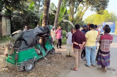 শাহজাদপুরে ট্রাক-সিএনজি মুখোমুখি সংঘর্ষ! নিহত ২