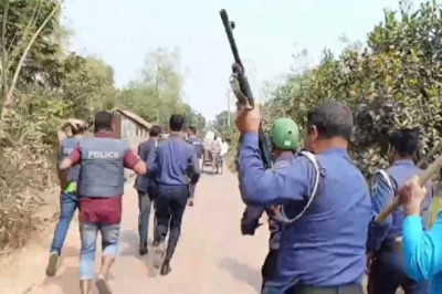 শাহজাদপুরে পুলিশের ওপর গ্রামবাসীর ইটপাটকেল নিক্ষেপ