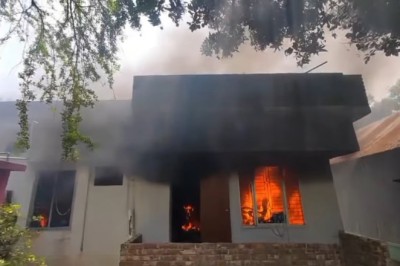 রায়গঞ্জে বাড়ির ভেতরে গুপ্তস্থানের সন্ধান, সুড়ঙ্গ বানিয়ে বের হলেন দুজন